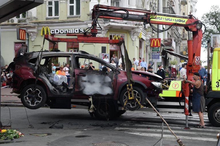 Взорванный автомобиль на перекрестке улиц Богдана Хмельницкого и Ивана Франко, в котором погиб журналист Павел Шеремет