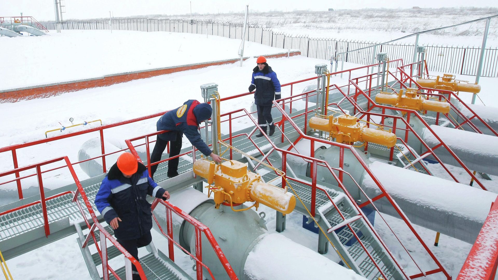 Рабочие на газоизмерительной станции Рабочие на газоизмерительной станции - РИА Новости, 1920, 22.12.2021