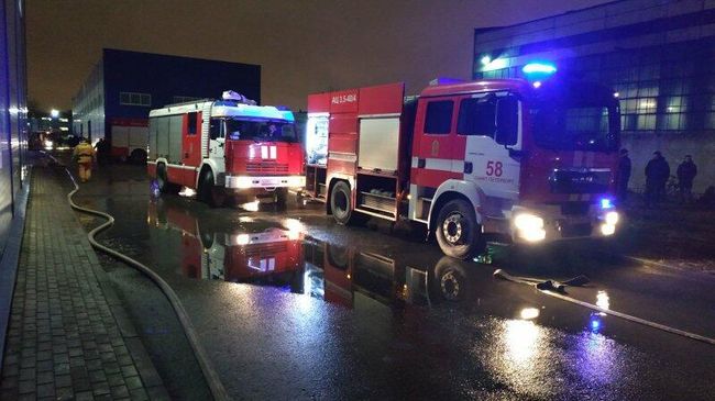 На месте горения в металлическом ангаре в Санкт-Петербурге