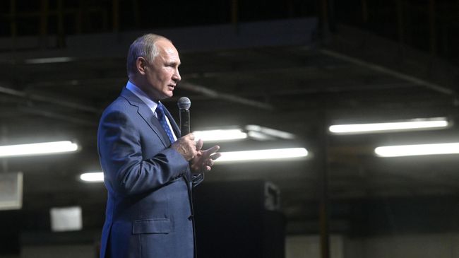 Президент РФ Владимир Путин выступает на торжественном митинге, посвящённом 50-летию КамАЗа Президент РФ Владимир Путин выступает на торжественном митинге, посвящённом 50-летию КамАЗа