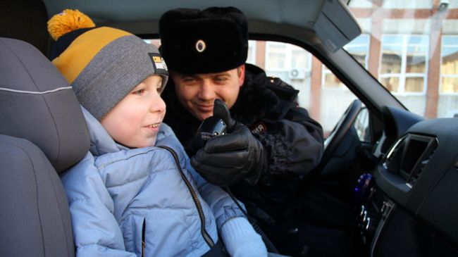 В Тюменской области полицейские исполнили новогоднее желание 4-летнего Демида Гончарова в рамках всероссийской акции Елка желаний В Тюменской области полицейские исполнили новогоднее желание 4-летнего Демида Гончарова в рамках всероссийской акции Елка желаний