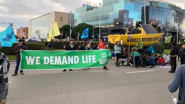 Экоактивисты устроили акцию протеста перед выставочным комплексом Ifema, где завершается климатическая конференция COP 25 в Мадриде Экоактивисты устроили акцию протеста перед выставочным комплексом Ifema, где завершается климатическая конференция COP 25 в Мадриде - РИА Новости, 1920, 24.09.2021