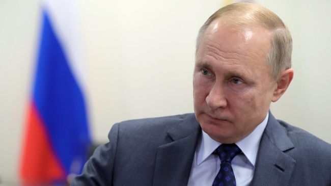 Президент РФ Владимир Путин во время встречи с генеральным директором ПАО КАМАЗ Сергеем Когогиным и генеральным директором корпорации Ростех Сергеем Чемезовым Президент РФ Владимир Путин во время встречи с генеральным директором ПАО КАМАЗ Сергеем Когогиным и генеральным директором корпорации Ростех Сергеем Чемезовым
