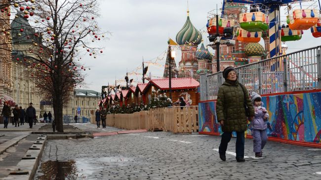 Прохожие на Красной площади в городе Москве Прохожие на Красной площади в городе Москве