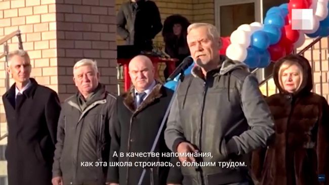 Депутат подарил чиновникам вазелин при открытии нижегородской школы Депутат подарил чиновникам вазелин при открытии нижегородской школы