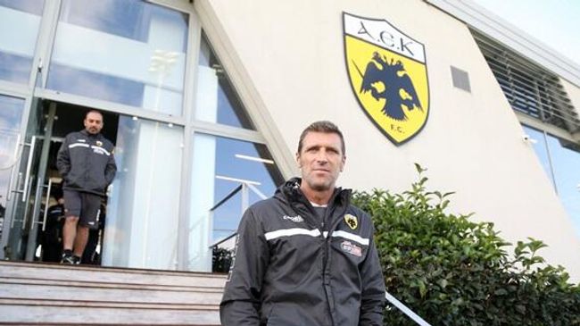 Главный тренер АЕКа Массимо Каррера