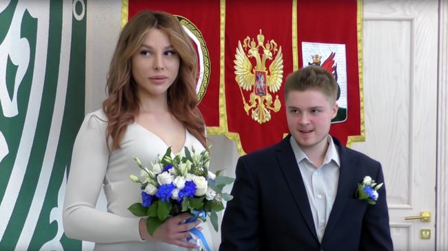 Эрика и Виктор во время церемонии бракосочетания. Стоп-кадр видео Эрика и Виктор во время церемонии бракосочетания. Стоп-кадр видео