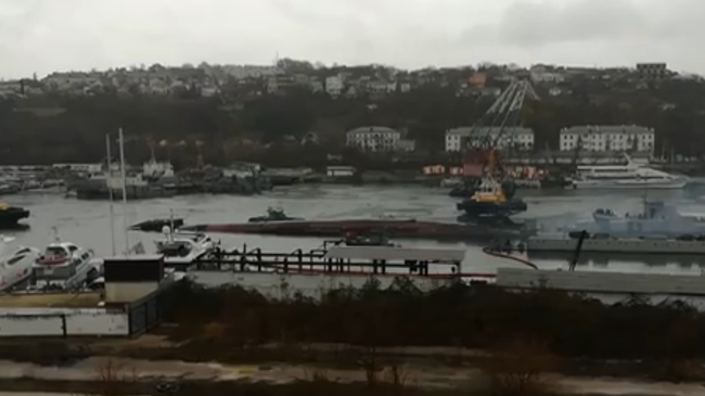 Опубликовано видео буксировки затонувшей в Севастополе подлодки