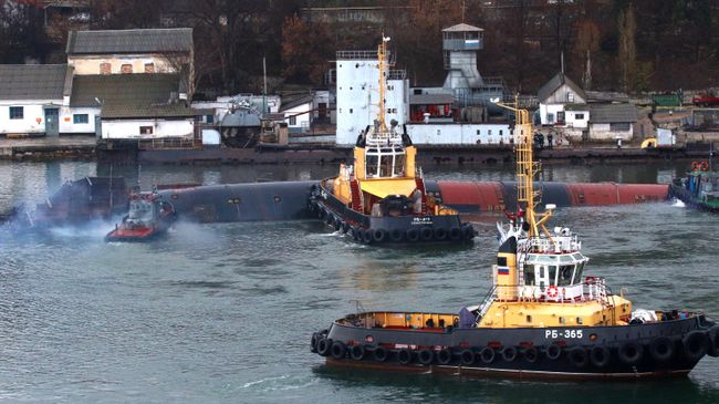 Списанная и выведенная из состава флота подводная лодка Б-380 в Южной бухте Севастополя Списанная и выведенная из состава флота подводная лодка Б-380 в Южной бухте Севастополя