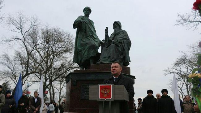 В Керчи открыли памятник князю Глебу и Игумену Никону В Керчи открыли памятник князю Глебу и Игумену Никону