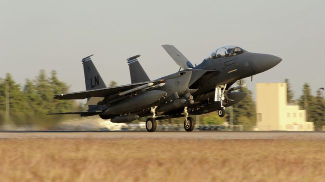 Истребитель ВВС США F-15E Strike Eagle Истребитель ВВС США F-15E Strike Eagle