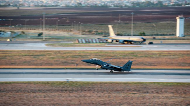 Истребитель ВВС США F-15E Strike Eagle на авиабазе Инджирлик, Турция Истребитель ВВС США F-15E Strike Eagle на авиабазе Инджирлик, Турция