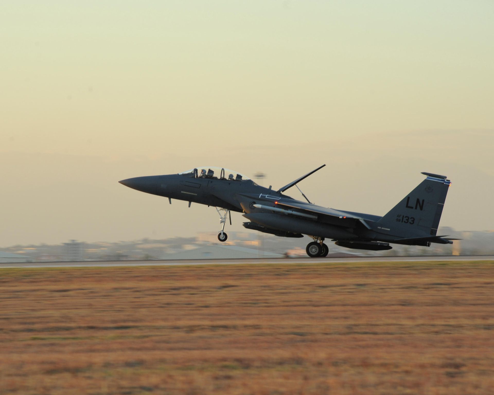 Истребитель ВВС США F-15E Strike Eagle на авиабазе Инджирлик, Турция Истребитель ВВС США F-15E Strike Eagle на авиабазе Инджирлик, Турция - РИА Новости, 1920, 27.11.2020