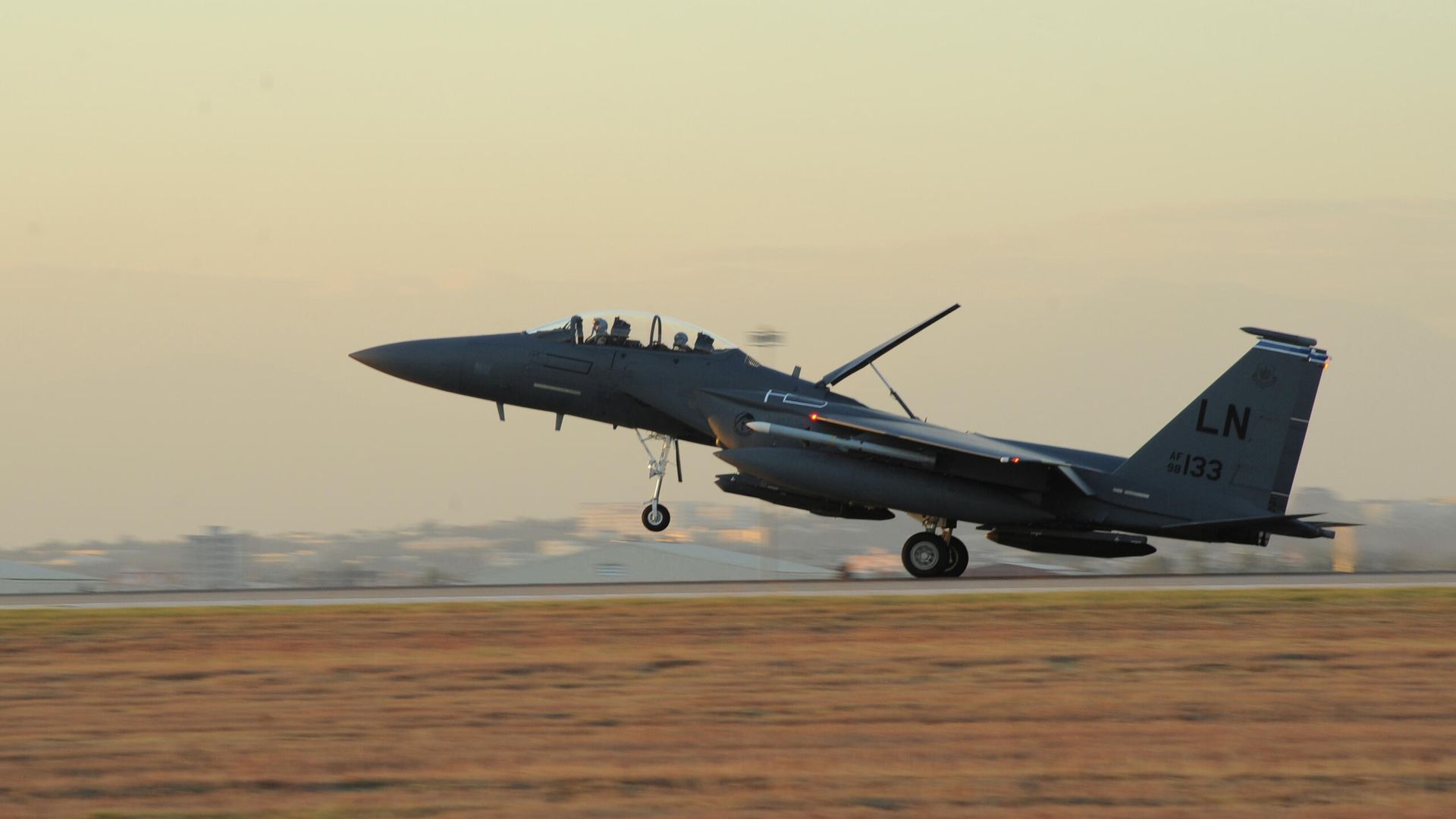 Истребитель ВВС США F-15E Strike Eagle на авиабазе Инджирлик, Турция Истребитель ВВС США F-15E Strike Eagle на авиабазе Инджирлик, Турция - РИА Новости, 1920, 24.09.2024
