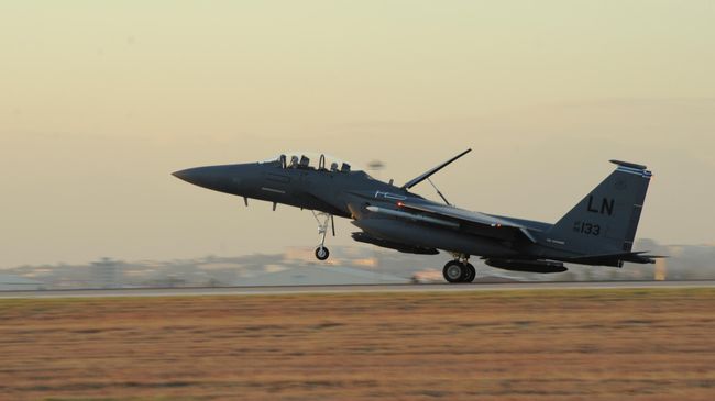 Истребитель ВВС США F-15E Strike Eagle на авиабазе Инджирлик, Турция Истребитель ВВС США F-15E Strike Eagle на авиабазе Инджирлик, Турция