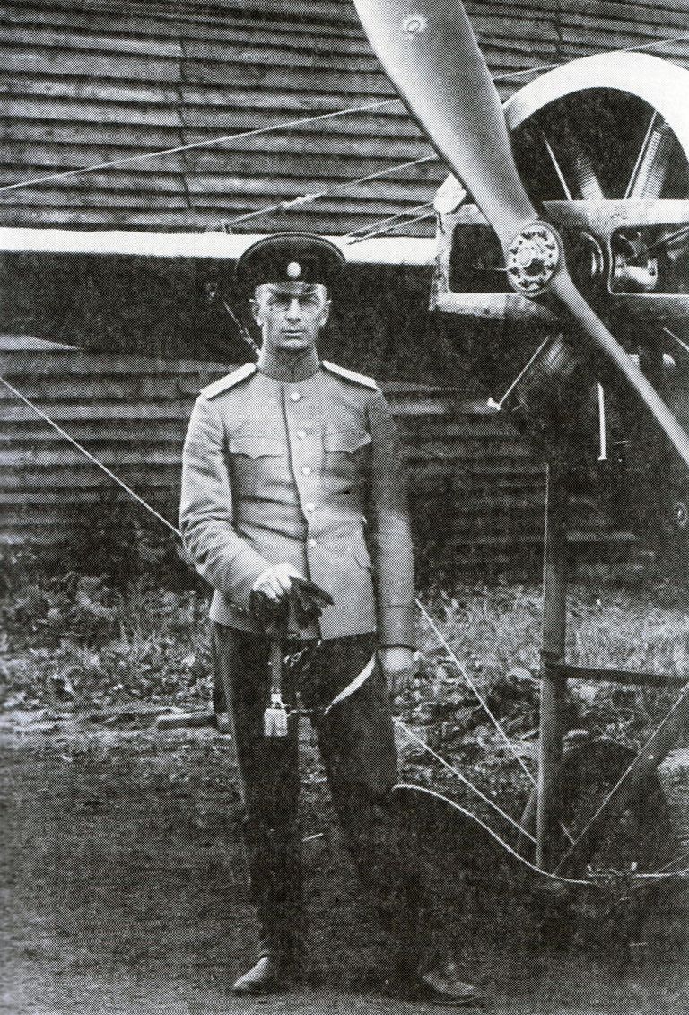 Капитан Михаил Дроздовский. Севастопольская авиационная школа. 1913 год Капитан Михаил Дроздовский. Севастопольская авиационная школа. 1913 год