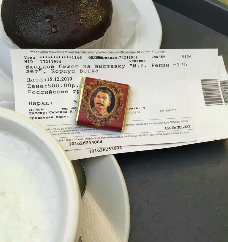 Шоколадка с портретом Иосифа Сталина на обертке в кафетерии Русского музея