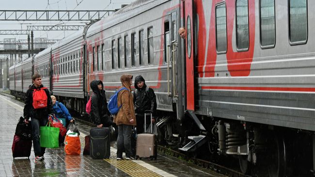 Пассажиры на перроне Пассажиры на перроне