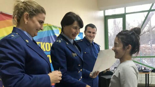 Экс-прокурор Затеречного района Владикавказа Ольга Швецова (по центру) Экс-прокурор Затеречного района Владикавказа Ольга Швецова (по центру)
