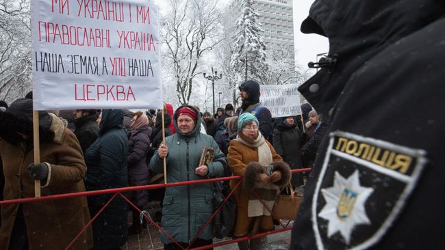 Верующие, протестующие против лишения канонической Украинской православной церкви ее названия, у здания Верховной рады Украины в Киеве Верующие, протестующие против лишения канонической Украинской православной церкви ее названия, у здания Верховной рады Украины в Киеве