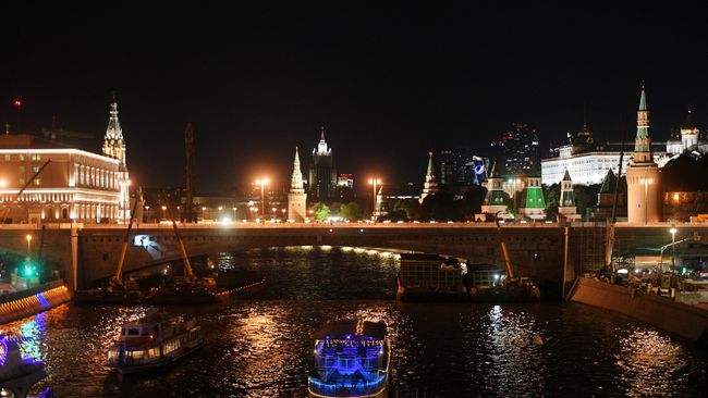 Вид на Москворецкий мост в Москве