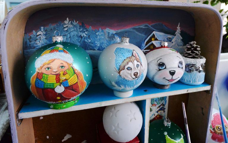 Образцы елочных игрушек, расписанных в ручную на фабрике игрушек Бирюсинка в Красноярске Образцы елочных игрушек, расписанных в ручную на фабрике игрушек Бирюсинка в Красноярске