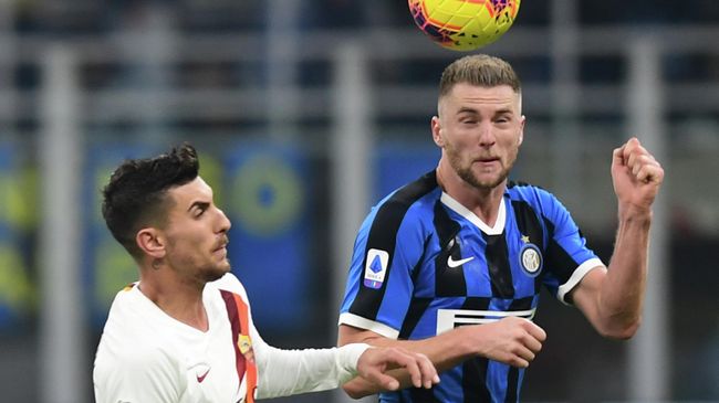 AS Roma's Italian midfielder Lorenzo Pellegrini (L) and Inter Milan's Slovakian defender Milan Skriniar go for a header during the Italian Serie A football match Inter Milan vs AS Rome on December 6, 2019 at the San Siro stadium in Milan. (Photo by Miguel MEDINA / AFP) AS Roma's Italian midfielder Lorenzo Pellegrini (L) and Inter Milan's Slovakian defender Milan Skriniar go for a header during the Italian Serie A football match Inter Milan vs AS Rome on December 6, 2019 at the San Siro stadium in Milan. (Photo by Miguel MEDINA / AFP)