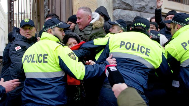 Полиция препятствует демонстрантам в Тбилиси, Грузия Полиция препятствует демонстрантам в Тбилиси, Грузия