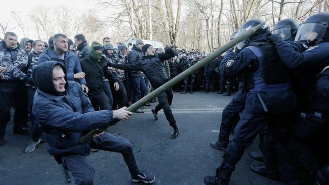 Столкновения протестующих с полицией у здания Верховной рады Украины в Киеве Столкновения протестующих с полицией у здания Верховной рады Украины в Киеве