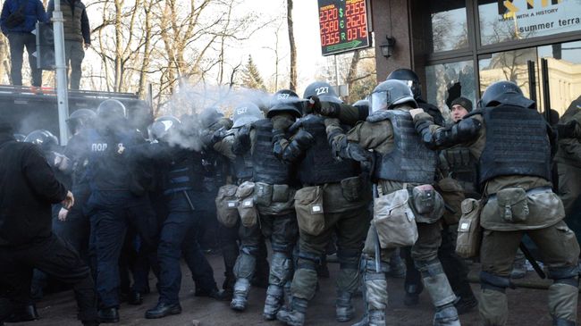 Сотрудники полиции во время акции протеста против земельной реформы в Киеве Сотрудники полиции во время акции протеста против земельной реформы в Киеве