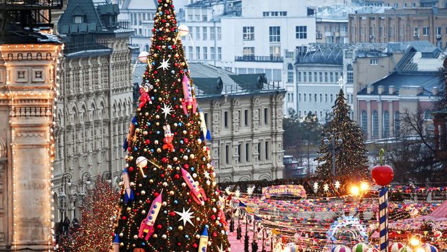 Новогодняя елка и световая иллюминация на Красной площади в Москве Новогодняя елка и световая иллюминация на Красной площади в Москве
