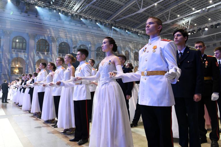 Участники IV Международного благотворительного кадетского бала, посвященного Дню Героев Отечества и 75-летию Победы в Великой Отечественной войне, в Гостином дворе в Москве Участники IV Международного благотворительного кадетского бала, посвященного Дню Героев Отечества и 75-летию Победы в Великой Отечественной войне, в Гостином дворе в Москве