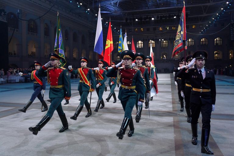 Знаменная группа на IV Международном благотворительном кадетском балу, посвященном Дню Героев Отечества и 75-летию Победы в Великой Отечественной войне, в Гостином дворе в Москве Знаменная группа на IV Международном благотворительном кадетском балу, посвященном Дню Героев Отечества и 75-летию Победы в Великой Отечественной войне, в Гостином дворе в Москве