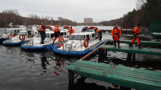 Катера у причала спасательной станции Катера у причала спасательной станции