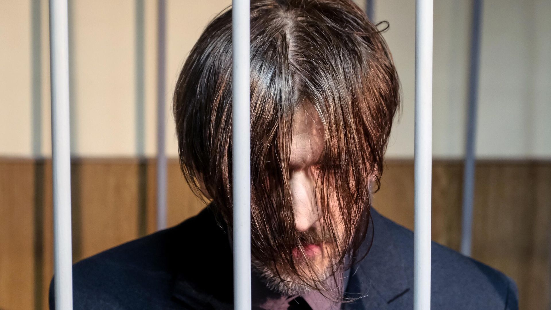 Подозреваемый в насилии над несовершеннолетней дочерью Андрей Бовт во время рассмотрения ходатайства следствия об аресте в зале заседаний Гатчинского городского суда Подозреваемый в насилии над несовершеннолетней дочерью Андрей Бовт во время рассмотрения ходатайства следствия об аресте в зале заседаний Гатчинского городского суда - РИА Новости, 1920, 13.09.2021