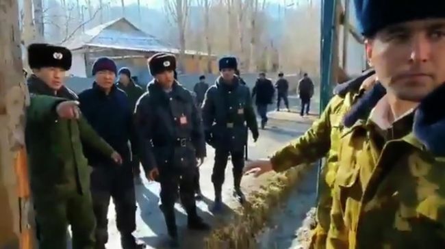 Стоп-кадр видео конфликта в селе в районе киргизско-таджикской границы Стоп-кадр видео конфликта в селе в районе киргизско-таджикской границы