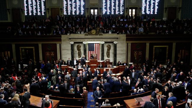 Члены Палаты представителей Конгресса США во время голосования по импичменту Дональда Трампа. 18 декабря 2019 Члены Палаты представителей Конгресса США во время голосования по импичменту Дональда Трампа. 18 декабря 2019