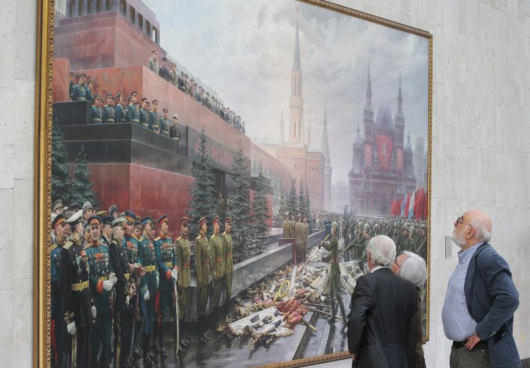 Сотрудники музея у картины Триумф победившей Родины художника М.И.Хмелько на экспозиции спецпроекта День Победы в Третьяковской галерее на Крымском Валу в Москве Сотрудники музея у картины Триумф победившей Родины художника М.И.Хмелько на экспозиции спецпроекта День Победы в Третьяковской галерее на Крымском Валу в Москве