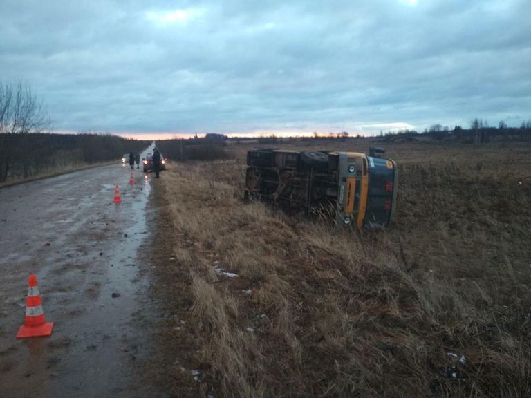 В Комсомолськом районе Ивановской области возле деревни Селезенёво школьный автобус марки ПАЗ лег левым бортом в кювет В Комсомолськом районе Ивановской области возле деревни Селезенёво школьный автобус марки ПАЗ лег левым бортом в кювет