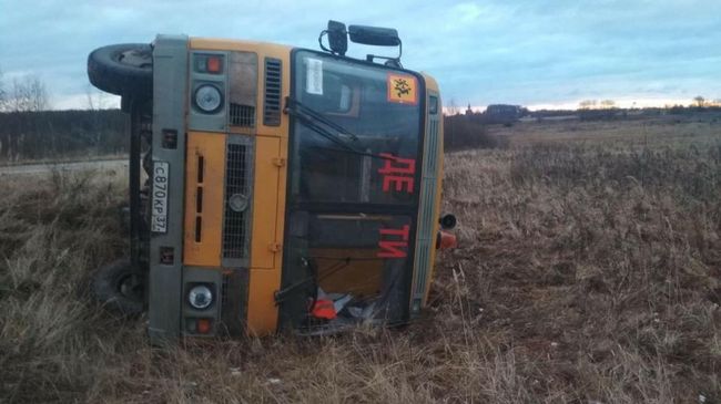 В Комсомолськом районе Ивановской области возле деревни Селезенёво школьный автобус марки ПАЗ лег левым бортом в кювет В Комсомолськом районе Ивановской области возле деревни Селезенёво школьный автобус марки ПАЗ лег левым бортом в кювет
