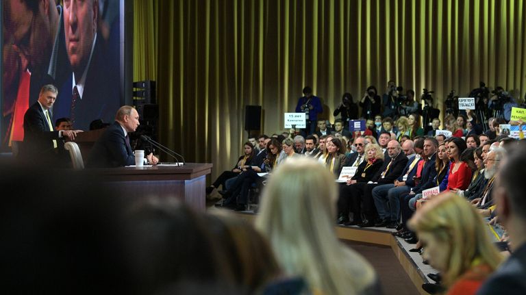 Президент РФ Владимир Путин на большой ежегодной пресс-конференции в Центре международной торговли на Красной Пресне Президент РФ Владимир Путин на большой ежегодной пресс-конференции в Центре международной торговли на Красной Пресне
