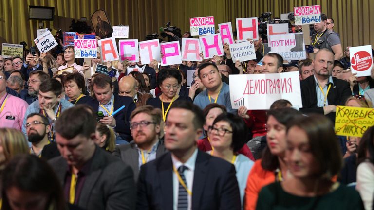 Журналисты на ежегодной большой пресс-конференции президента РФ Владимира Путина в Центре международной торговли на Красной Пресне Журналисты на ежегодной большой пресс-конференции президента РФ Владимира Путина в Центре международной торговли на Красной Пресне