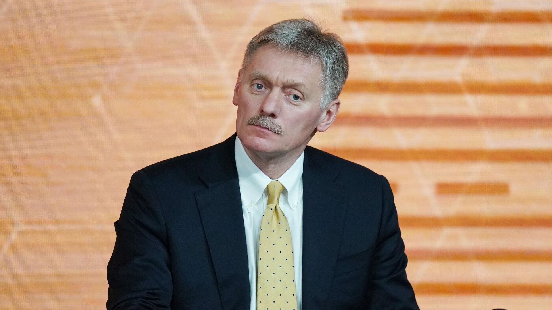 Заместитель руководителя администрации президента РФ - пресс-секретарь президента РФ Дмитрий Песков на большой ежегодной пресс-конференции президента РФ Владимира Путина Заместитель руководителя администрации президента РФ - пресс-секретарь президента РФ Дмитрий Песков на большой ежегодной пресс-конференции президента РФ Владимира Путина - РИА Новости, 1920, 14.12.2020
