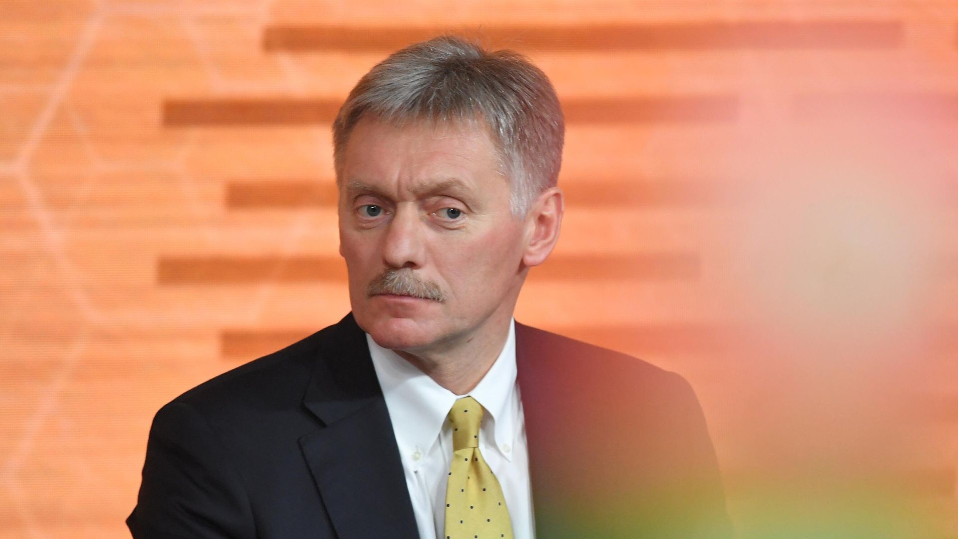 Заместитель руководителя администрации президента, пресс-секретарь президента РФ Дмитрий Песков на ежегодной большой пресс-конференции президента РФ Владимира Путина Заместитель руководителя администрации президента, пресс-секретарь президента РФ Дмитрий Песков на ежегодной большой пресс-конференции президента РФ Владимира Путина - РИА Новости, 1920, 07.12.2020