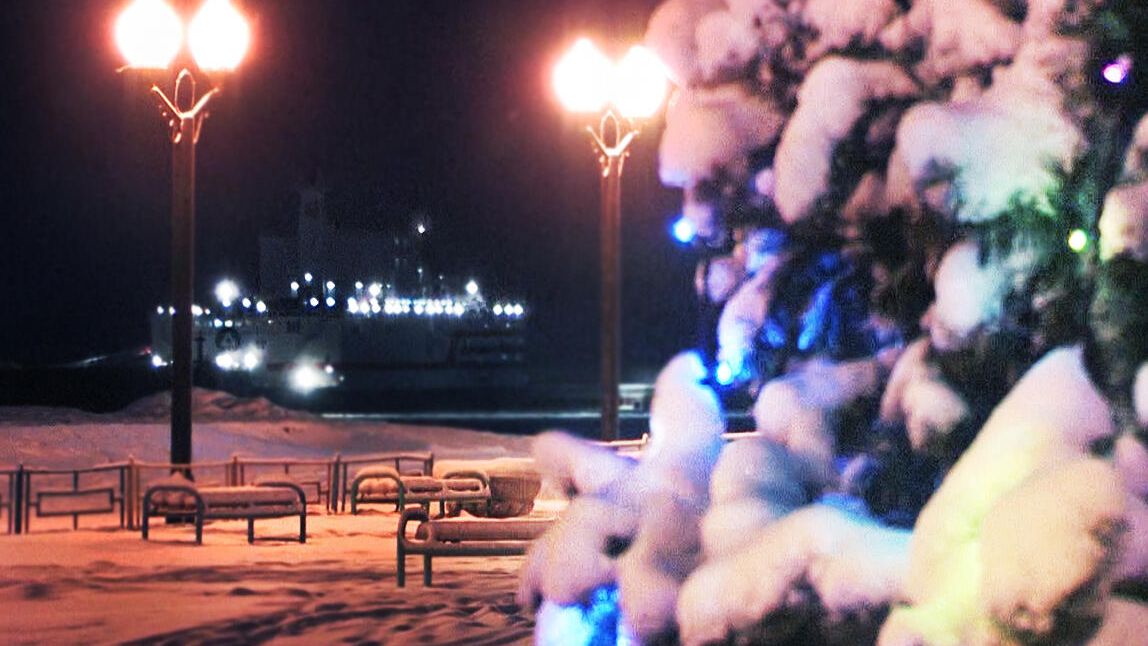 В городе Певеке плавучая атомная теплоэлектростанция выдала первую электроэнергию в изолированную сеть Чаун-Билибинского узла Чукотского автономного округа и символично зажгла городскую елку В городе Певеке плавучая атомная теплоэлектростанция выдала первую электроэнергию в изолированную сеть Чаун-Билибинского узла Чукотского автономного округа и символично зажгла городскую елку - РИА Новости, 1920, 19.12.2019