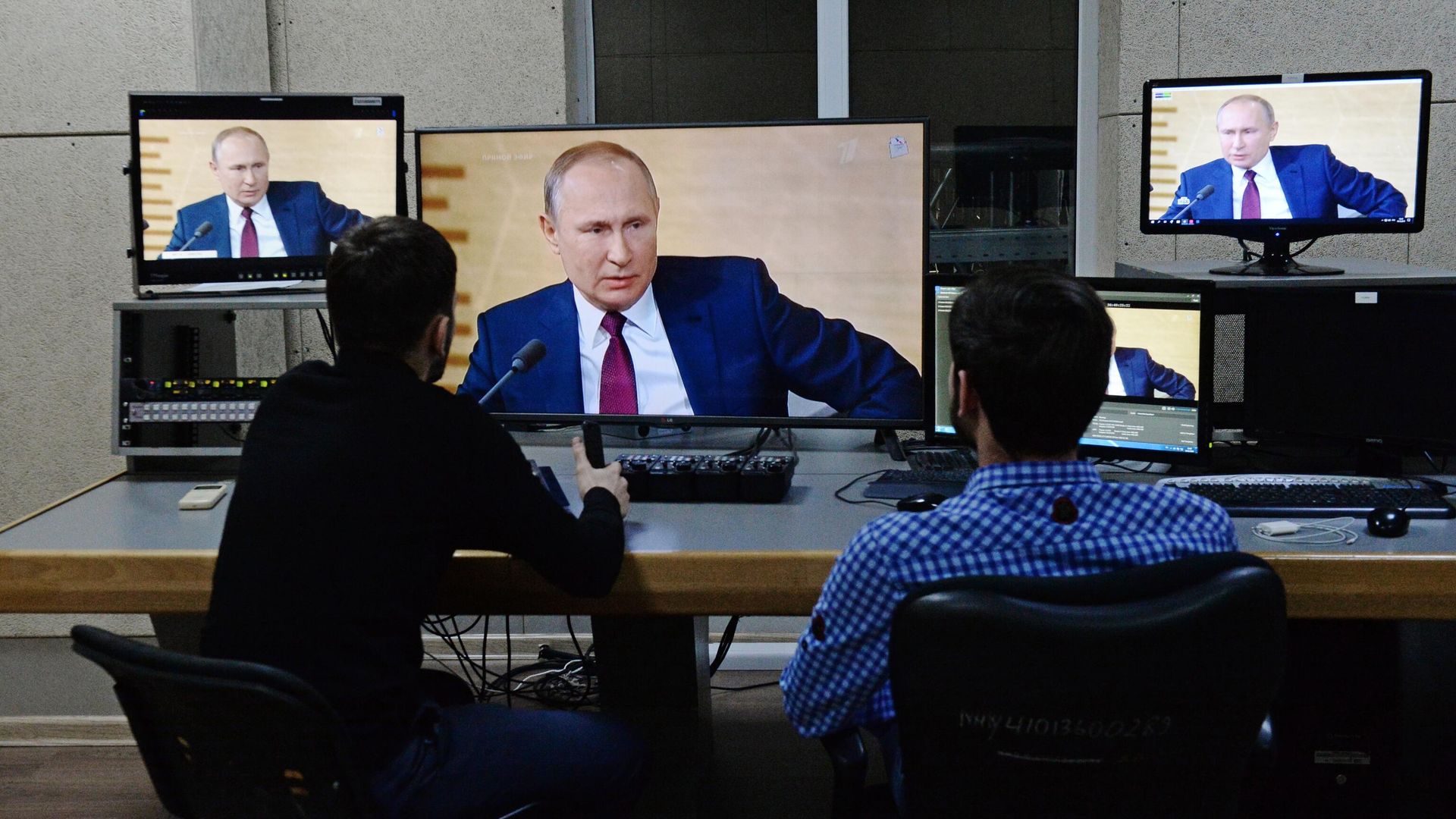 Сотрудники телеканала Грозный смотрят трансляцию пресс-конференции президента РФ Владимира Путина Сотрудники телеканала Грозный смотрят трансляцию пресс-конференции президента РФ Владимира Путина - РИА Новости, 1920, 09.12.2020