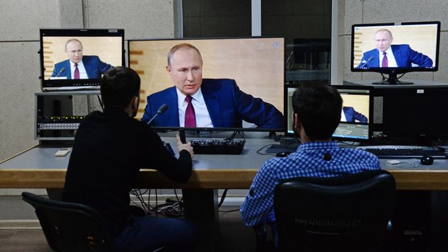 Сотрудники телеканала Грозный смотрят трансляцию пресс-конференции президента РФ Владимира Путина Сотрудники телеканала Грозный смотрят трансляцию пресс-конференции президента РФ Владимира Путина