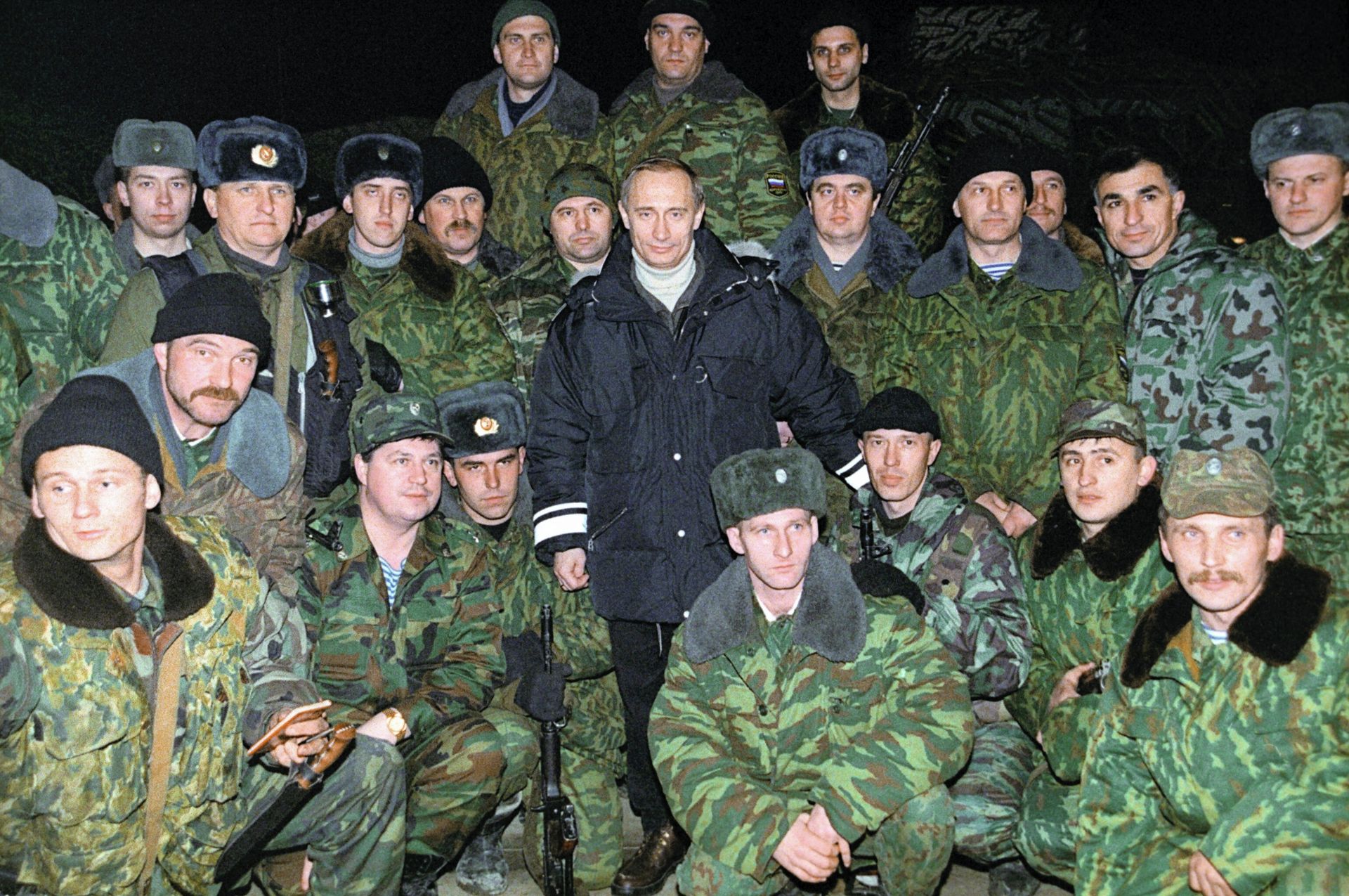 И.о. президента РФ Владимир Путин с российскими военными во время его пребывания в Чечне в декабре 1999 года И.о. президента РФ Владимир Путин с российскими военными во время его пребывания в Чечне в декабре 1999 года - РИА Новости, 1920, 03.09.2025