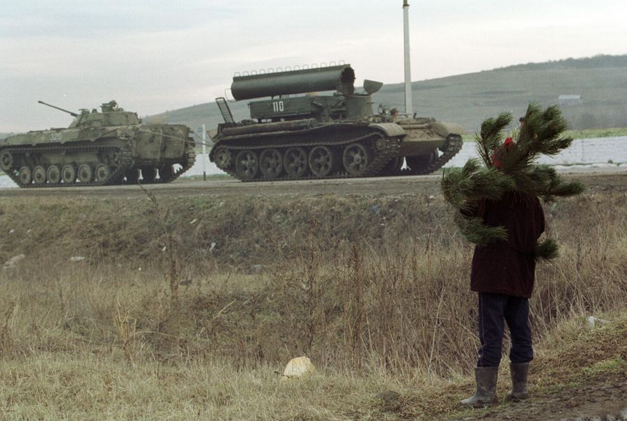 Российская военная техника на пути в Шали к юго-западу от Грозного 29 декабря 1999 года Российская военная техника на пути в Шали к юго-западу от Грозного 29 декабря 1999 года