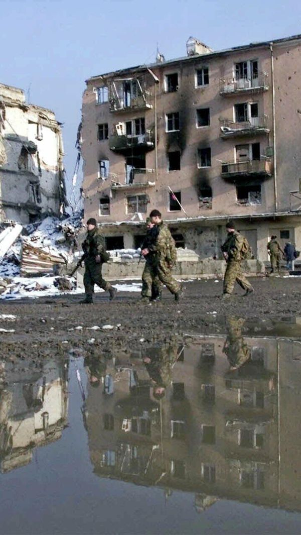 Российские войска патрулируют площадь Минутки в чеченской столице в понедельник, 28 февраля 2000 года Российские войска патрулируют площадь Минутки в чеченской столице в понедельник, 28 февраля 2000 года